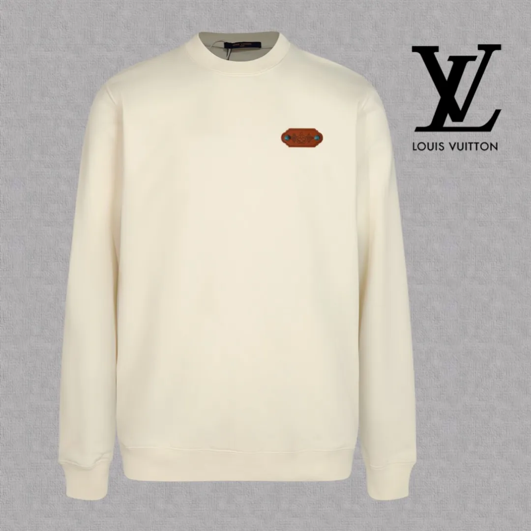 🅿️250 hot style on the shelves🔥❗ 💫〖Louis Vuitton LV〗 Fashionable round neck sweatshirt, casually matched with various styles, it is perfectly handsome😎The whole dress is made of double waistcoats, which makes the whole dress more three-dimensional. Not ordinary factories can do such fine work. The 2025 spring style counters are on sale, exquisite round neck terry sweatshirt, high-end double-strand pure cotton Customized drawstring ribs are dyed in the same vat and are complete with three standards. The chest craftsmanship adopts a simple and elegant pattern on the chest, which is easy to control for any age group! Fit and comfortable! Customized thickened 440g terry sweatshirt fabric, soft and comfortable to the touch, with a three-dimensional shape! 🙌🏻 It’s also very breathable, so it’s a versatile style that can be worn with any outfit! ✔Color: Black White Apricot Size: S M L XL 2XL